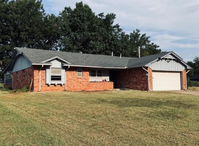 For Sale - Spacious 3 Bed / 2 Bath Home + Workshop | Midwest on Midwest City Municipal Golf Course in Oklahoma - for sale on GolfHomes.com, golf home, golf lot