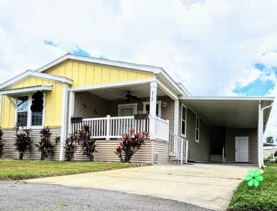 Pack your belongings and move right in!!!  This 3 bedroom 2 bath on Golden Lakes Golf Course in Florida - for sale on GolfHomes.com, golf home, golf lot