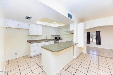 Located in the heart of Lake Havasu City, this 3bedroom, 2bath on London Bridge Golf Course in Arizona - for sale on GolfHomes.com, golf home, golf lot