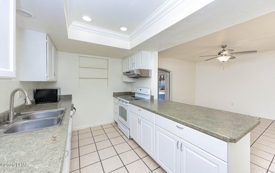 Located in the heart of Lake Havasu City, this 3bedroom, 2bath on London Bridge Golf Course in Arizona - for sale on GolfHomes.com, golf home, golf lot