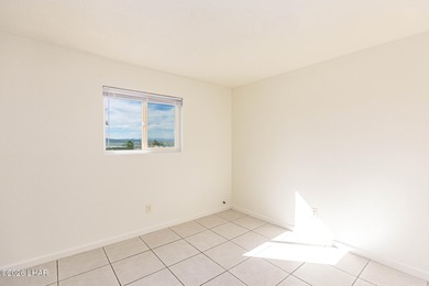 Located in the heart of Lake Havasu City, this 3bedroom, 2bath on London Bridge Golf Course in Arizona - for sale on GolfHomes.com, golf home, golf lot