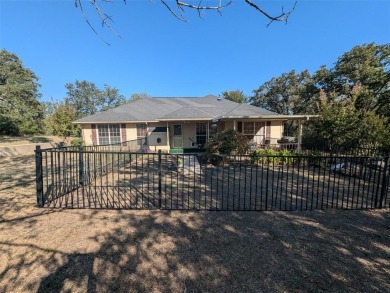 Great Location!  Nice 3 bedroom 2 bath house with 2 car garage on The Club At Runaway Bay in Texas - for sale on GolfHomes.com, golf home, golf lot