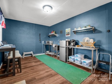 Stunning 2 bedroom/2 bathroom condo overlooking the golf course! on Rumbling Bald Resort on Lake Lure in North Carolina - for sale on GolfHomes.com, golf home, golf lot