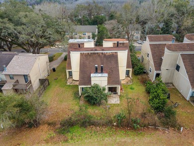 BRAND NEW ROOF!! Well-built 4 unit building for sale with golf on Hilaman Park Golf Course in Florida - for sale on GolfHomes.com, golf home, golf lot