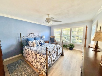 Charming and quiet 2-bedroom, 2-bath condo overlooking lush on Feather Sound Country Club in Florida - for sale on GolfHomes.com, golf home, golf lot