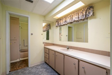 Well-maintained 2-bedroom, 2-bath manufactured home located in on Zellwood Station Country Club in Florida - for sale on GolfHomes.com, golf home, golf lot