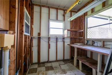 Well-maintained 2-bedroom, 2-bath manufactured home located in on Zellwood Station Country Club in Florida - for sale on GolfHomes.com, golf home, golf lot