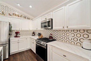 ~2022 ROOF, HVAC & HOT WATER HEATER~ ~LARGE, ENCLOSED & PRIVATE on Pennbrooke Fairways in Florida - for sale on GolfHomes.com, golf home, golf lot