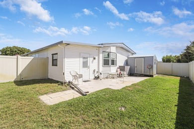 Oversized corner lot 2BR/2BA in the Cambridge section of on Heritage Ridge Golf Club in Florida - for sale on GolfHomes.com, golf home, golf lot