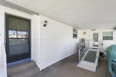 Oversized corner lot 2BR/2BA in the Cambridge section of on Heritage Ridge Golf Club in Florida - for sale on GolfHomes.com, golf home, golf lot