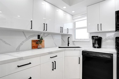 Stunningly remodeled 1 bed, 1.5 bath Penthouse condo in 55+ on Hollybrook Golf and Tennis Club  in Florida - for sale on GolfHomes.com, golf home, golf lot