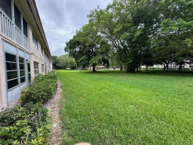 THIS IS A RARE FIRST FLOOR CORNER CONDO AND IT IS IN EXCELLENT on Wynmoor Golf Course in Florida - for sale on GolfHomes.com, golf home, golf lot