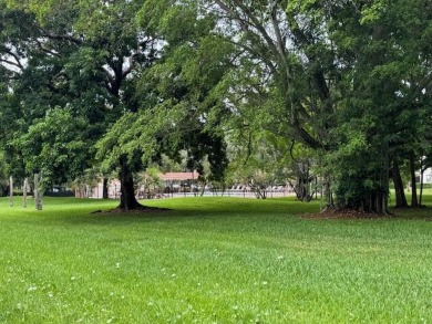 THIS IS A RARE FIRST FLOOR CORNER CONDO AND IT IS IN EXCELLENT on Wynmoor Golf Course in Florida - for sale on GolfHomes.com, golf home, golf lot