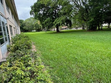 THIS IS A RARE FIRST FLOOR CORNER CONDO AND IT IS IN EXCELLENT on Wynmoor Golf Course in Florida - for sale on GolfHomes.com, golf home, golf lot