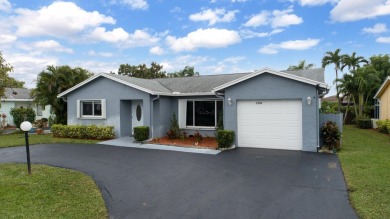 GORGEOUS, UPDATED, SKYLIGHTS, FANS, FRESHLY PAINTED, SCREENED on Forest Oaks Golf Club in Florida - for sale on GolfHomes.com, golf home, golf lot