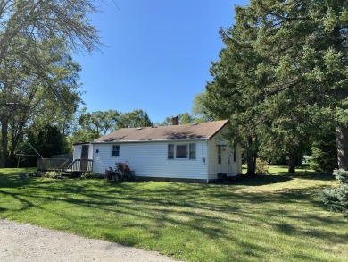 Calling ALL Investors and Renovation Seekers. Here's a on Greenshire Golf Course in Illinois - for sale on GolfHomes.com, golf home, golf lot