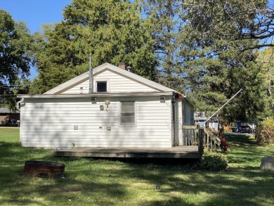 Calling ALL Investors and Renovation Seekers. Here's a on Greenshire Golf Course in Illinois - for sale on GolfHomes.com, golf home, golf lot