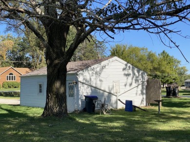 Calling ALL Investors and Renovation Seekers. Here's a on Greenshire Golf Course in Illinois - for sale on GolfHomes.com, golf home, golf lot