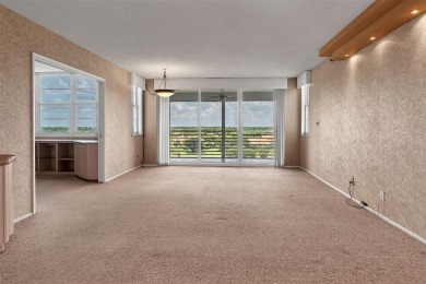Spacious 3-bed, 2.5-bath condo in sought-after Palm Aire on Oaks on Palm-Aire Country Club and Resort - Palms in Florida - for sale on GolfHomes.com, golf home, golf lot