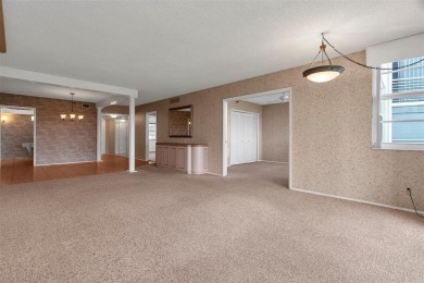 Spacious 3-bed, 2.5-bath condo in sought-after Palm Aire on Oaks on Palm-Aire Country Club and Resort - Palms in Florida - for sale on GolfHomes.com, golf home, golf lot