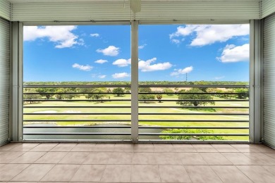 Spacious 3-bed, 2.5-bath condo in sought-after Palm Aire on Oaks on Palm-Aire Country Club and Resort - Palms in Florida - for sale on GolfHomes.com, golf home, golf lot