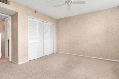 Spacious 3-bed, 2.5-bath condo in sought-after Palm Aire on Oaks on Palm-Aire Country Club and Resort - Palms in Florida - for sale on GolfHomes.com, golf home, golf lot