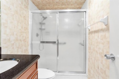 Spacious 3-bed, 2.5-bath condo in sought-after Palm Aire on Oaks on Palm-Aire Country Club and Resort - Palms in Florida - for sale on GolfHomes.com, golf home, golf lot