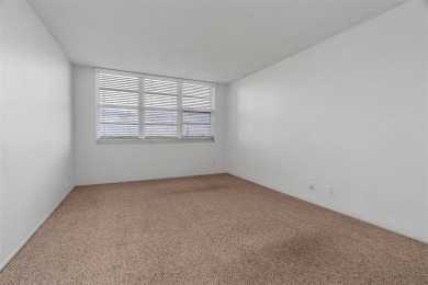 Spacious 3-bed, 2.5-bath condo in sought-after Palm Aire on Oaks on Palm-Aire Country Club and Resort - Palms in Florida - for sale on GolfHomes.com, golf home, golf lot