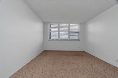 Spacious 3-bed, 2.5-bath condo in sought-after Palm Aire on Oaks on Palm-Aire Country Club and Resort - Palms in Florida - for sale on GolfHomes.com, golf home, golf lot