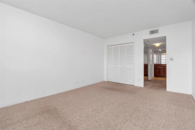 Spacious 3-bed, 2.5-bath condo in sought-after Palm Aire on Oaks on Palm-Aire Country Club and Resort - Palms in Florida - for sale on GolfHomes.com, golf home, golf lot