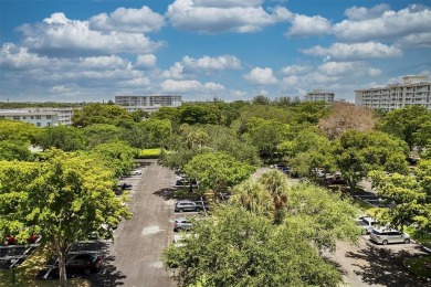 Spacious 3-bed, 2.5-bath condo in sought-after Palm Aire on Oaks on Palm-Aire Country Club and Resort - Palms in Florida - for sale on GolfHomes.com, golf home, golf lot