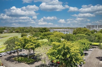 Spacious 3-bed, 2.5-bath condo in sought-after Palm Aire on Oaks on Palm-Aire Country Club and Resort - Palms in Florida - for sale on GolfHomes.com, golf home, golf lot