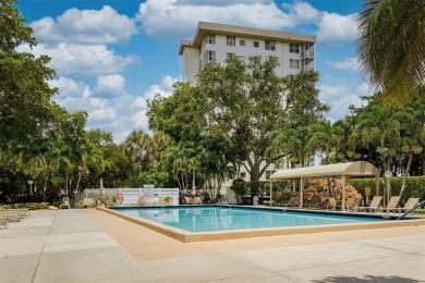 Spacious 3-bed, 2.5-bath condo in sought-after Palm Aire on Oaks on Palm-Aire Country Club and Resort - Palms in Florida - for sale on GolfHomes.com, golf home, golf lot