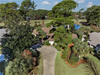 Pristine 3-bed + den/4th-bed, 2.5 bath home with lots of windows on Oyster Reef Golf Course in South Carolina - for sale on GolfHomes.com, golf home, golf lot