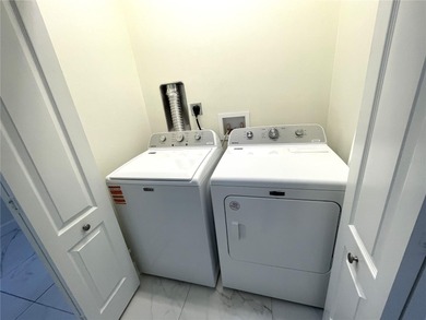 Stunning end unit, 3/2/2, 2013 built, split floor plan, 1471sf on Bobcat Trail Golf Club in Florida - for sale on GolfHomes.com, golf home, golf lot