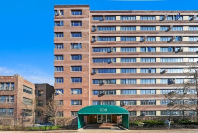 Welcome to this bright 1Bed/1Bath condo featuring hardwood on Sydney R. Marovitz Golf Course in Illinois - for sale on GolfHomes.com, golf home, golf lot