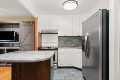 Welcome to this bright 1Bed/1Bath condo featuring hardwood on Sydney R. Marovitz Golf Course in Illinois - for sale on GolfHomes.com, golf home, golf lot