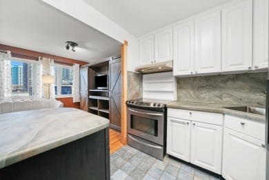 Welcome to this bright 1Bed/1Bath condo featuring hardwood on Sydney R. Marovitz Golf Course in Illinois - for sale on GolfHomes.com, golf home, golf lot