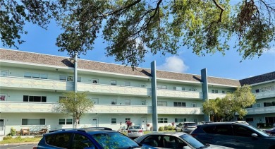 This 1400 sq ft 2 bedroom two bath unit is only a block away on On Top Of The World Golf Course in Florida - for sale on GolfHomes.com, golf home, golf lot
