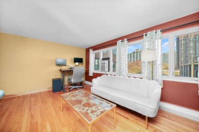 Welcome to this bright 1Bed/1Bath condo featuring hardwood on Sydney R. Marovitz Golf Course in Illinois - for sale on GolfHomes.com, golf home, golf lot