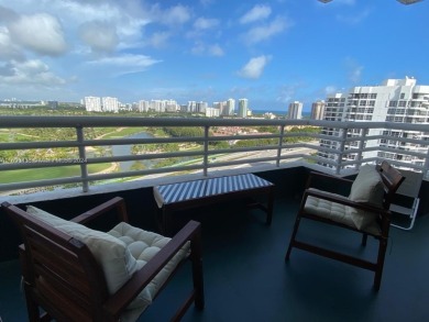 Lovely 1 bed/1.5 bath Pent House with great views in Aventura on Turnberry Isle Resort and Club in Florida - for sale on GolfHomes.com, golf home, golf lot