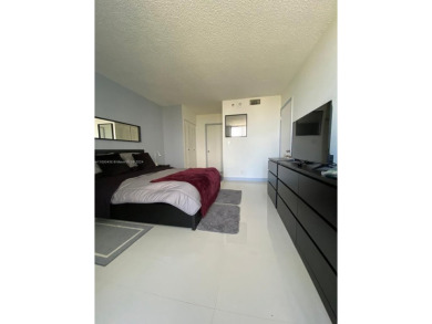 Lovely 1 bed/1.5 bath Pent House with great views in Aventura on Turnberry Isle Resort and Club in Florida - for sale on GolfHomes.com, golf home, golf lot