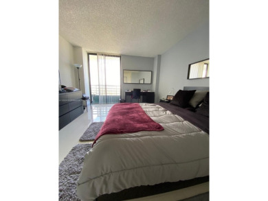 Lovely 1 bed/1.5 bath Pent House with great views in Aventura on Turnberry Isle Resort and Club in Florida - for sale on GolfHomes.com, golf home, golf lot