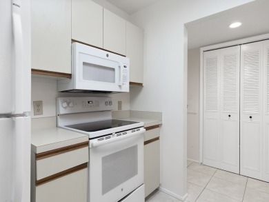MOTIVATED SELLER! Great 55+ Community! Great amenities: on Vista Plantation Golf Club in Florida - for sale on GolfHomes.com, golf home, golf lot