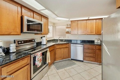 Fully Furnished single level townhouse with 2 car garage, 2/2 on Cottonwood Country Club in Arizona - for sale on GolfHomes.com, golf home, golf lot