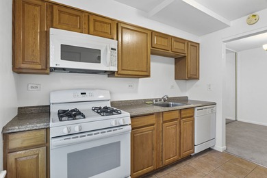 TERRIFFIC 2 BEDROOM 2 BATH FIRST FLOOR CORNER UNIT WITH PRIVATE on Twin Lakes Golf Course in Illinois - for sale on GolfHomes.com, golf home, golf lot