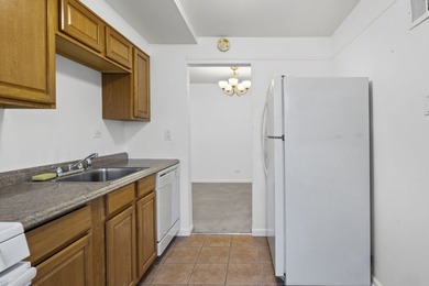 TERRIFFIC 2 BEDROOM 2 BATH FIRST FLOOR CORNER UNIT WITH PRIVATE on Twin Lakes Golf Course in Illinois - for sale on GolfHomes.com, golf home, golf lot