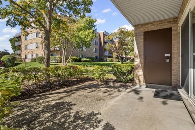TERRIFFIC 2 BEDROOM 2 BATH FIRST FLOOR CORNER UNIT WITH PRIVATE on Twin Lakes Golf Course in Illinois - for sale on GolfHomes.com, golf home, golf lot