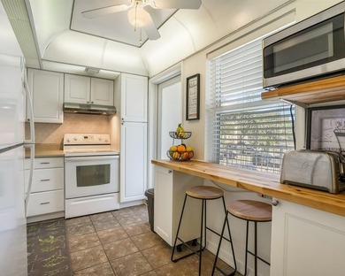 Pristine 2-bedroom, 2-bathroom condo in all-ages Palm Aire on  in Florida - for sale on GolfHomes.com, golf home, golf lot