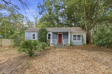 **Appraised at $194,000!** Cute, corner-lot cottage in Menlo on Capital City Country Club in Florida - for sale on GolfHomes.com, golf home, golf lot